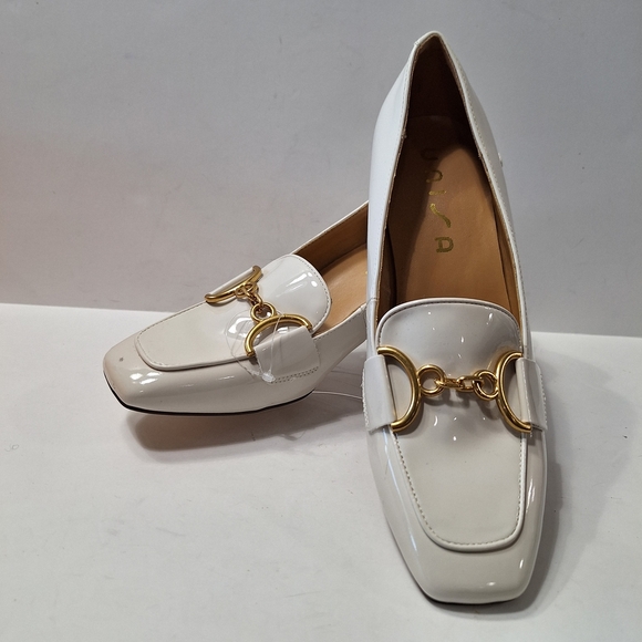 Unisa NEW Unlittia Preppy Ivory Patent Leather Neutral Block Heel Loafers Sz. 9 - Picture 1 of 13